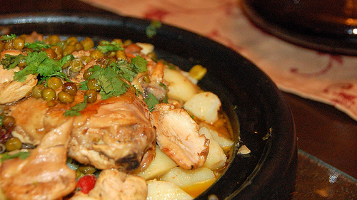 Tagine (tajine) di manzo e piselli direttamente dal Marocco