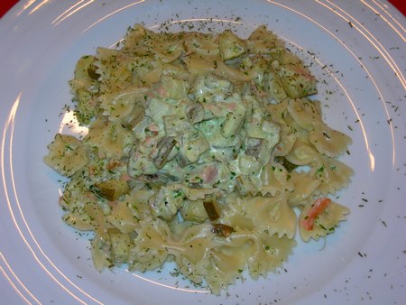 Farfallette al salmone con tartar di zucchinette e limone, e panna alla rucola