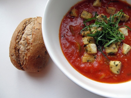 Zuppa di pomodoro e avocado