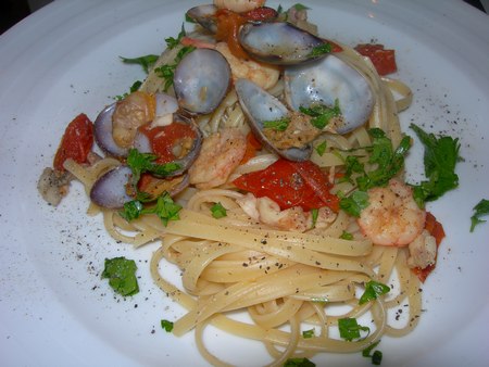 Bavette rosse con gamberi, vongole e calamari