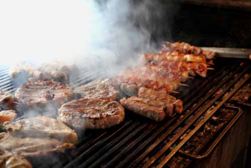 Barbecue prepariamo costine maiale salsa