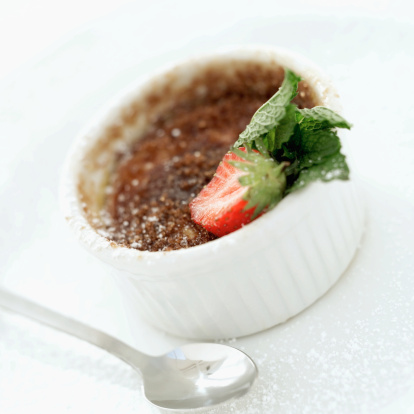 Dolci cucchiaio creme brulèe cioccolato