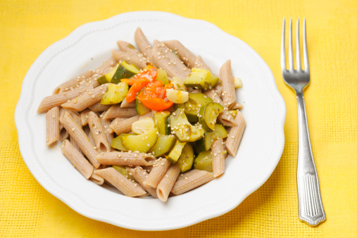 pasta farro zucchine pomodorini sesamo