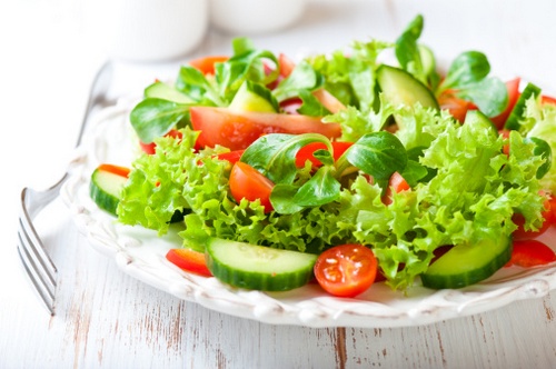 insalata condita olio oliva vitamine piatto estivo