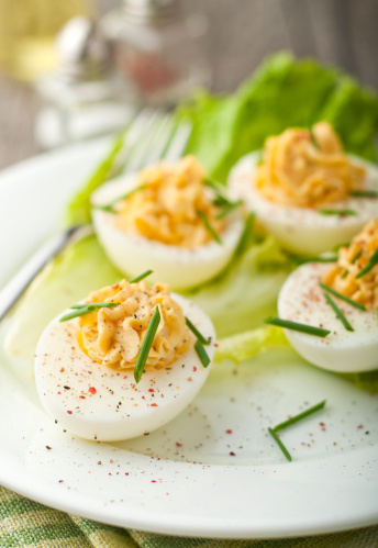 Uova sode ripiene tonno salmone vegetariane