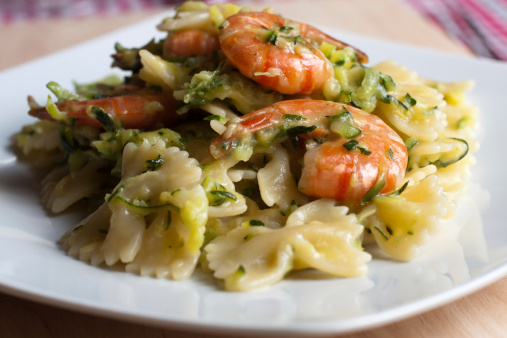 farfalle pesto zucchine gamberetti crescenza