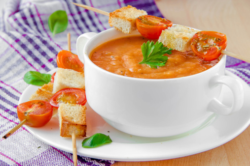 Zuppa pomodori spiedini pane