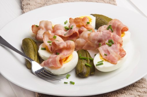 Uova sode con cetriolini e pancetta