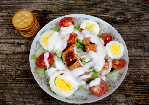 Insalata pollo grigliato uova sode pomodorini