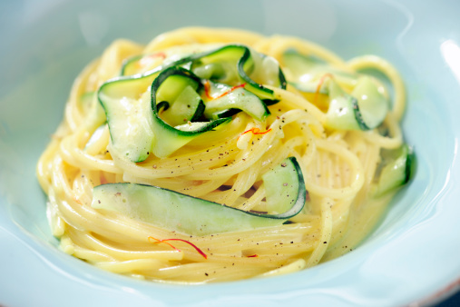 Pasta con le zucchine, panna e zafferano