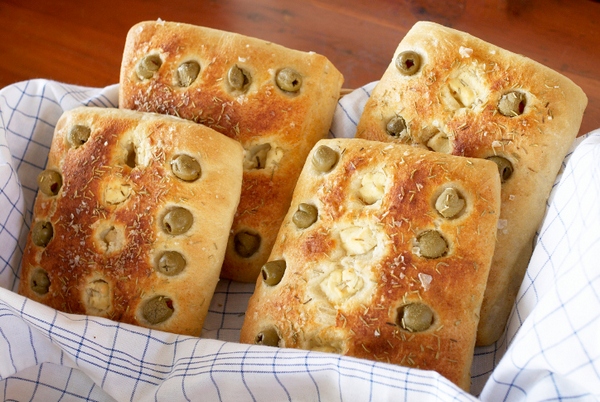 focaccia olive feta rosmarino