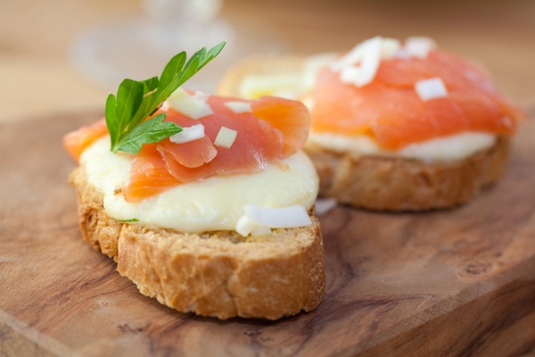 crostini con salmone e mozzarella