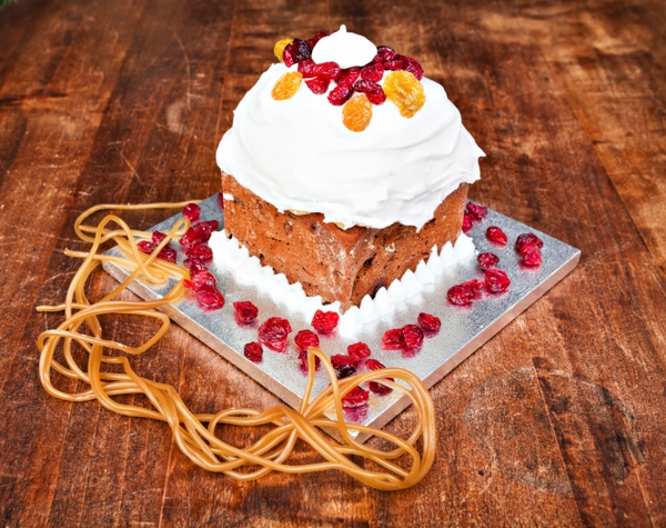 panettone decorato con panna