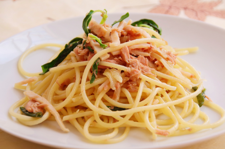 Spaghetti al tonno in bianco ricetta