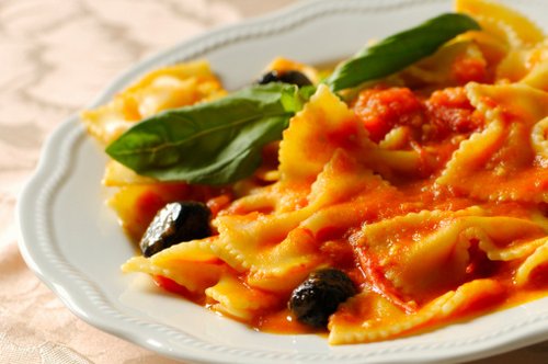 farfalle con panna, pomdoro e olive (2)