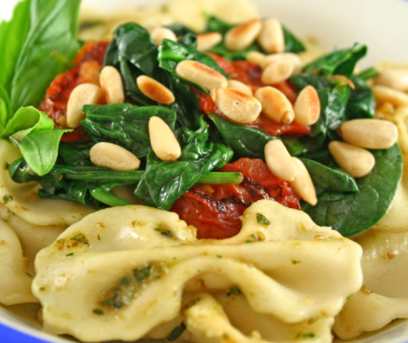 farfalle con spinaci, pinoli e pomodorini