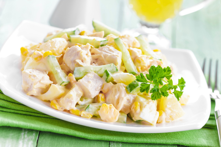 Insalata di pollo con ananas e cetrioli