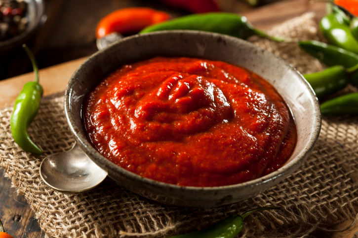 Passata di pomodori e peperoni con bruschetta al basilico