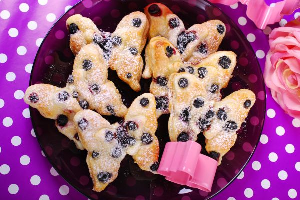 Farfalle di sfoglia con gocce di cioccolato