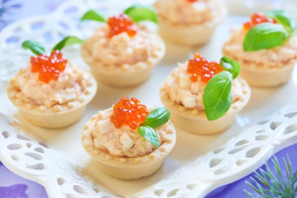 Tartellette con insalata di mare e uova di lompo