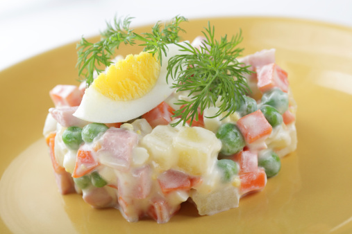 Insalata russa con uova sode per Pasqua