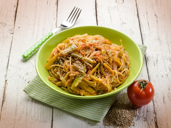 spaghetti al pomodoro e carciofi