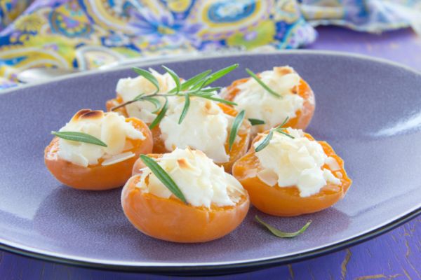 Albicocche al forno ripiene di mascarpone e mandorle