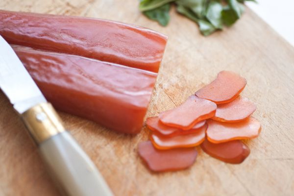 Bottarga affettata sul tagliere