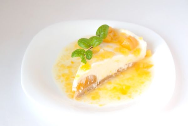 Vanilla cheesecake with peach and sweet sauce