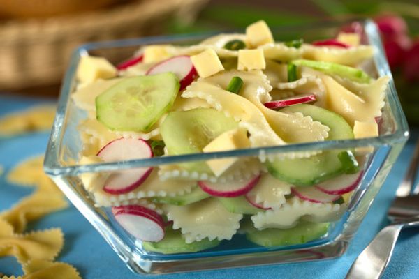 Insalata di pasta fredda con cetrioli, ravanelli ed emmenthal