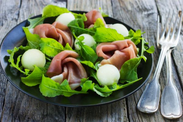 Insalata di prosciutto, melone e rucola