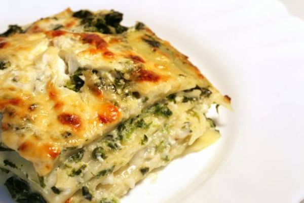 Porzione di lasagne di zucchine, ricotta e crudo