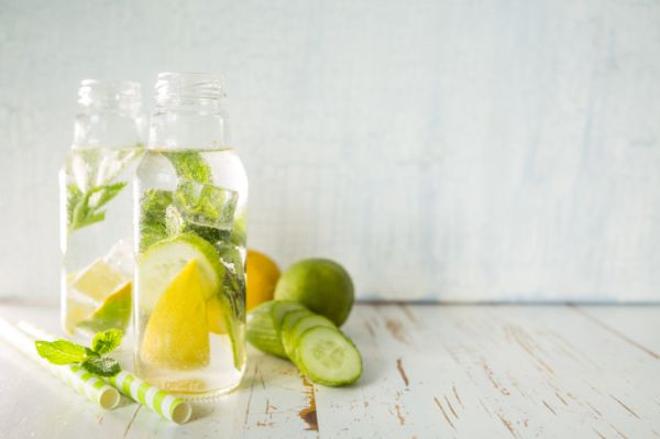 Acqua detox al cetriolo limone e zenzero