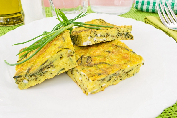 pezzi di frittata di agretti