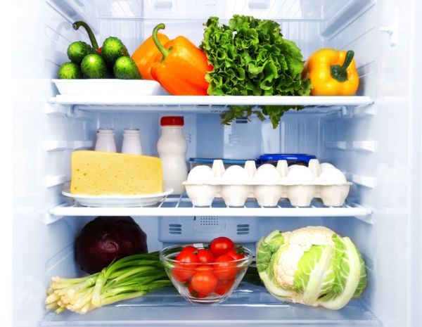 Come pulire il frigo eliminando i cattivi odori