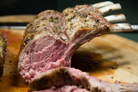 Agnello con pomodori e spinaci