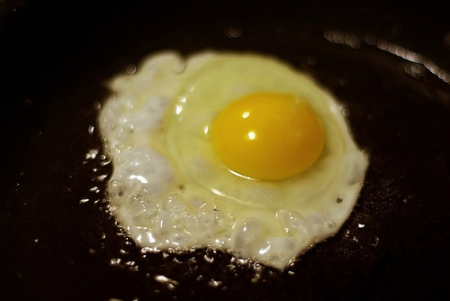 Uova al tegamino con cipolle all’aceto balsamico