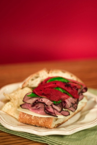 Crostoni con roast beef e pomodoro