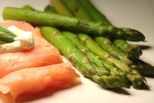 Salmone con asparagi e feta