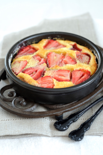 Dolci estivi clafoutis fragole