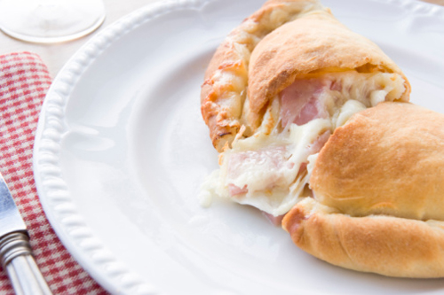 calzone prosciutto formaggio cotto e mangiato