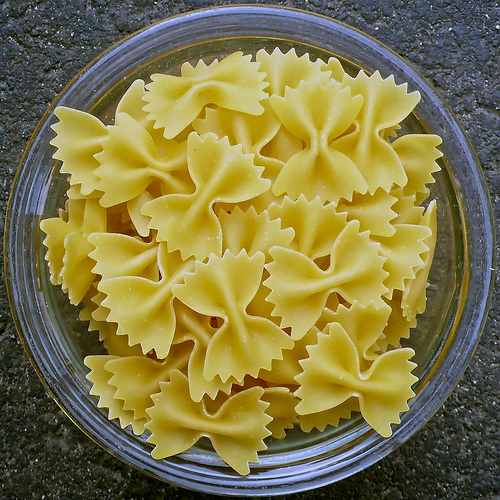 ricette primi piatti veloci leggeri farfalle pinoli olive