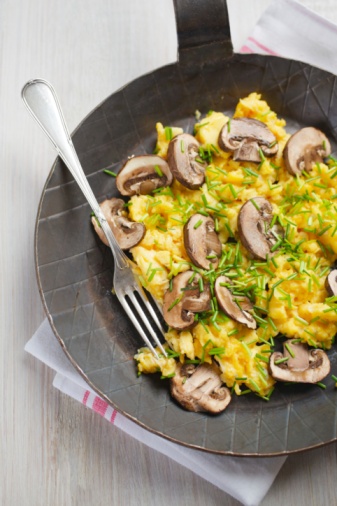 Uova strapazzate champignon secondo ricco vegetariano