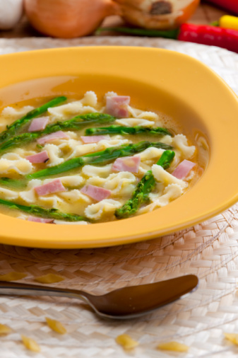 minestra asparagi prosciutto