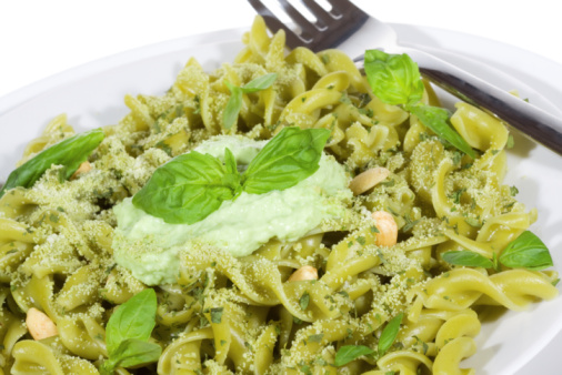 fusilli con pesto, mollica e mandorle tostate