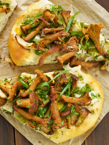 Focaccia funghi misti rucola