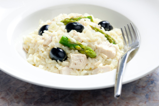 Risotto pollo olive nere asparagi