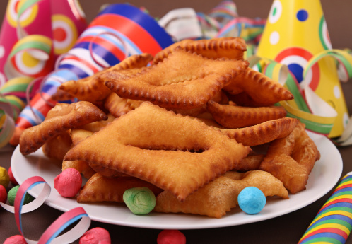 Dolci Carnevale tipici chiacchiere castagnole tortelli bomboloni