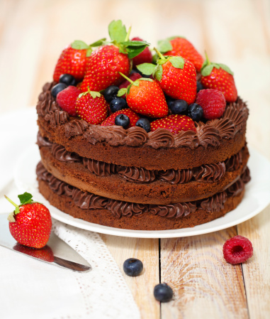 Torta cioccolato multistrato fragole mirtilli