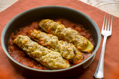 Barchette di zucchine ripiene ricotta passata pomodoro